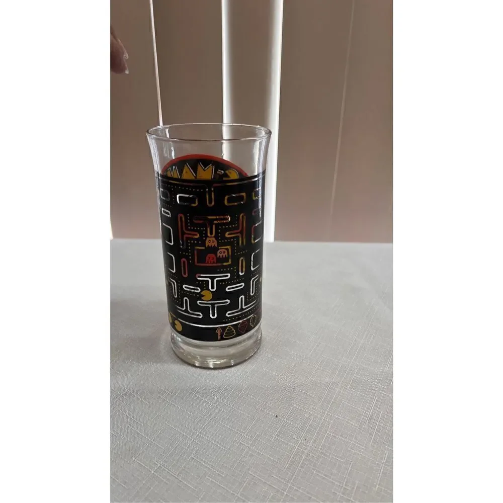 PAC MAN 1982 COLLECTABLE GLASS VIDEO GAME